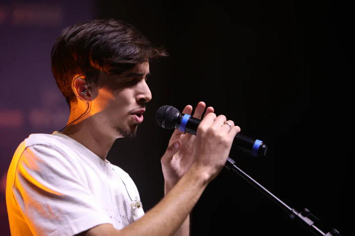 Artista se apresenta no palco da TechFil