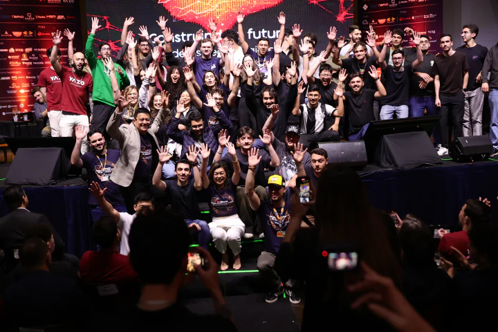 Participantes e convidados celebram juntos no palco