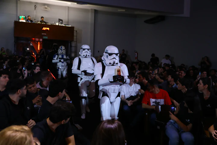 Personagens de ficção interagem com o público no auditório