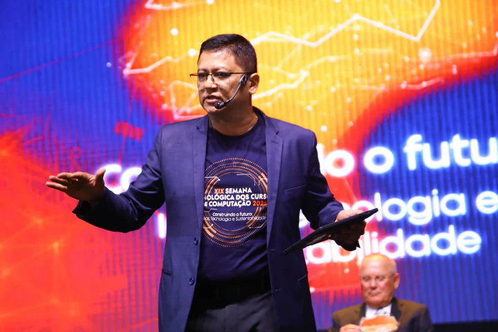 Palestrante compartilha ideias no palco principal