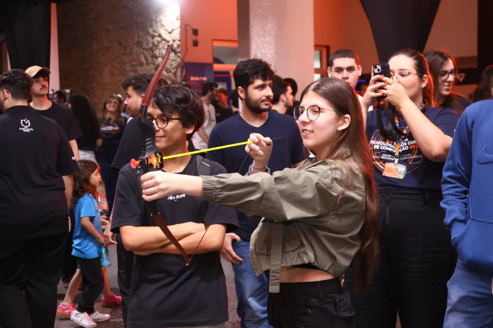 Participante vive uma experiência interativa entre o público