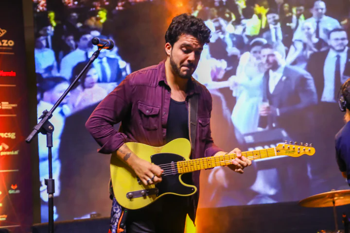 Guitarrista se apresenta ao vivo no palco