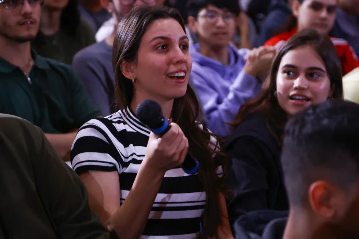 Estudantes reagem com entusiasmo durante a programação
